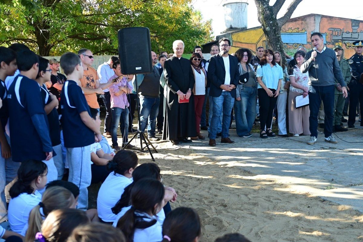 Con gran participación de vecinos y autoridades, se realizó un acto por la puesta en valor de la Plaza Cacique
