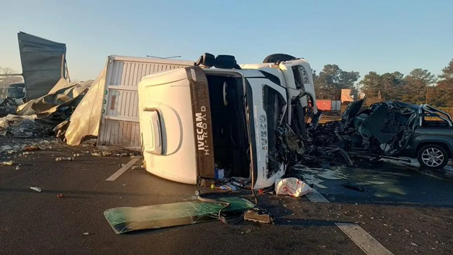 Choque fatal: un camión se cruzó de mano y murió el conductor de una camioneta