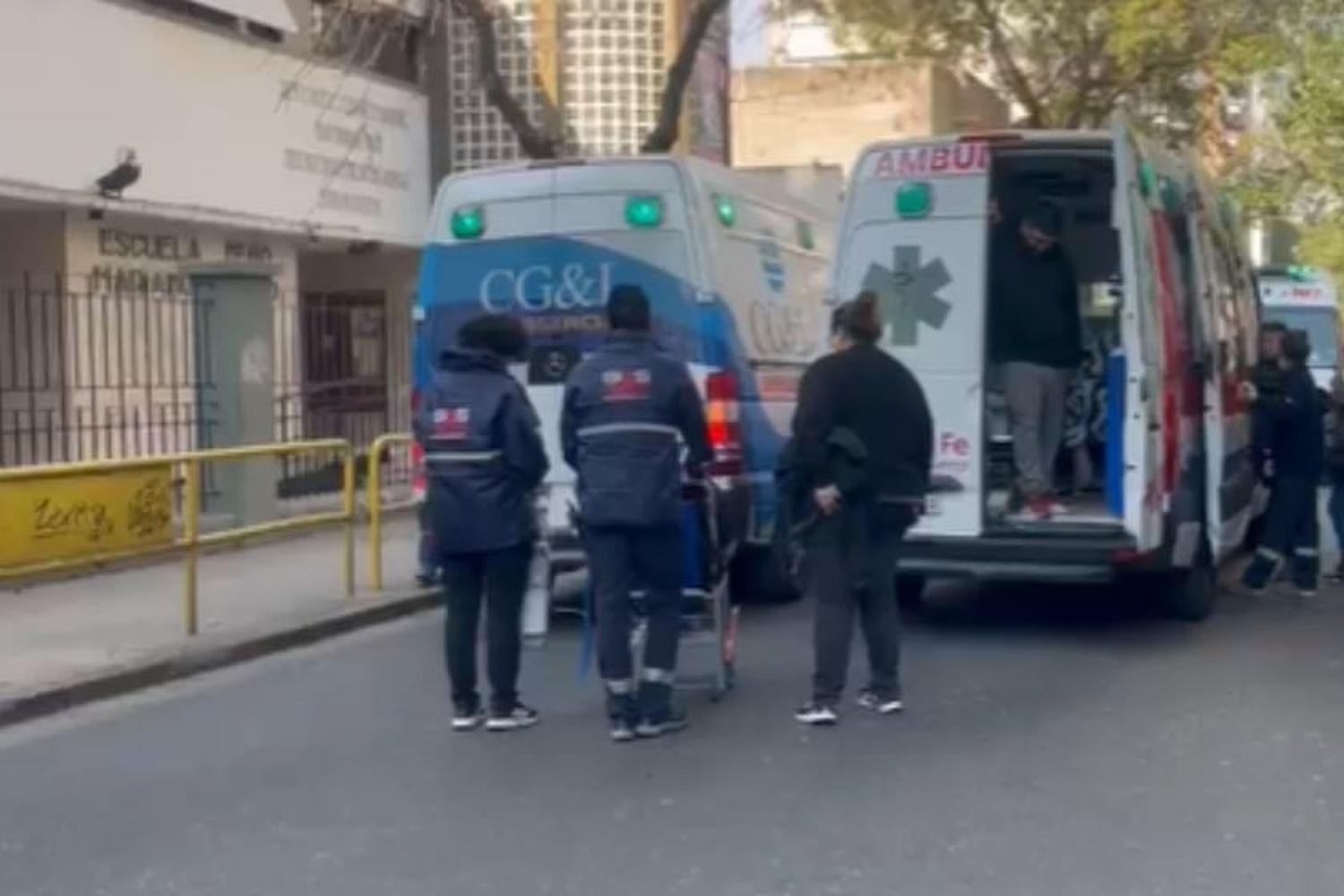 Evacuaron una escuela céntrica por intoxicación con monóxido de carbono: "No hay fuga, fue una estufa que estaba quemando mal"