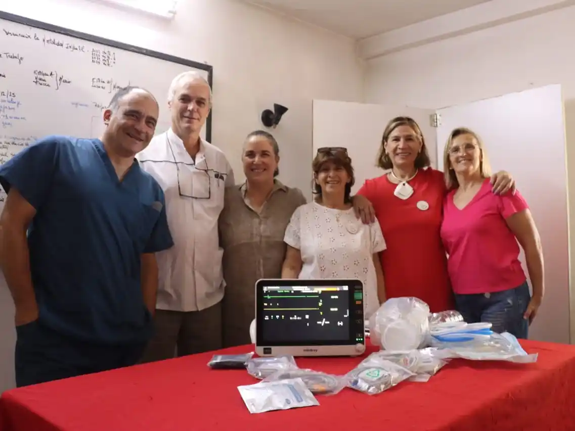 La ONG Capullos donó al servicio de Neonatología del hospital un monitor multiparamétrico con medición arterial invasiva