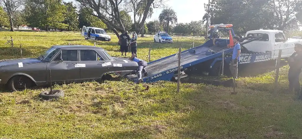 Insólito: Despistó en la ruta, cayó al Parque Unzué y abandonó su auto
