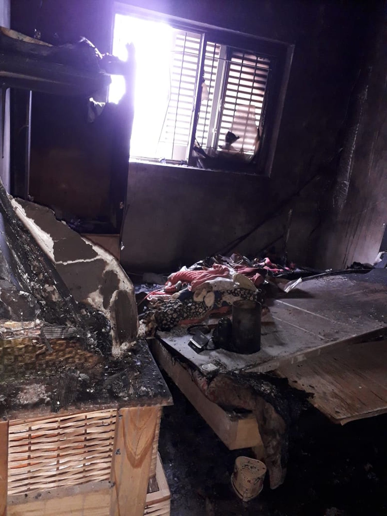 Le robaron e incendiaron la casa y sospecha que fue su expareja