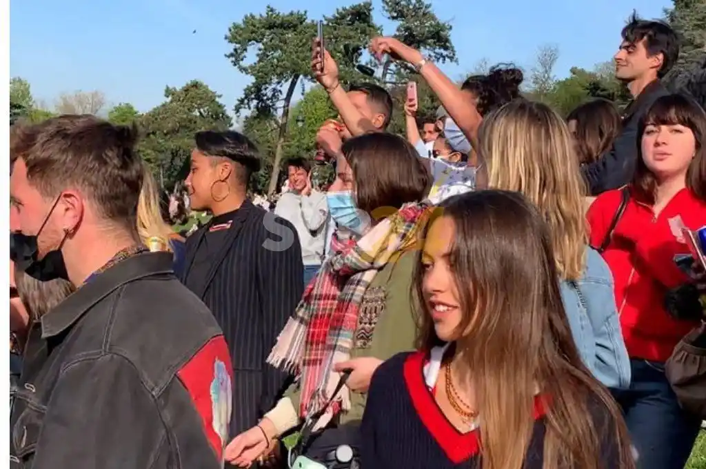 Fiesta clandestina en un parque céntrico de París en medio de la pandemia