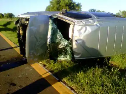 Una pareja hospitalizada tras volcar en la Ruta 12 