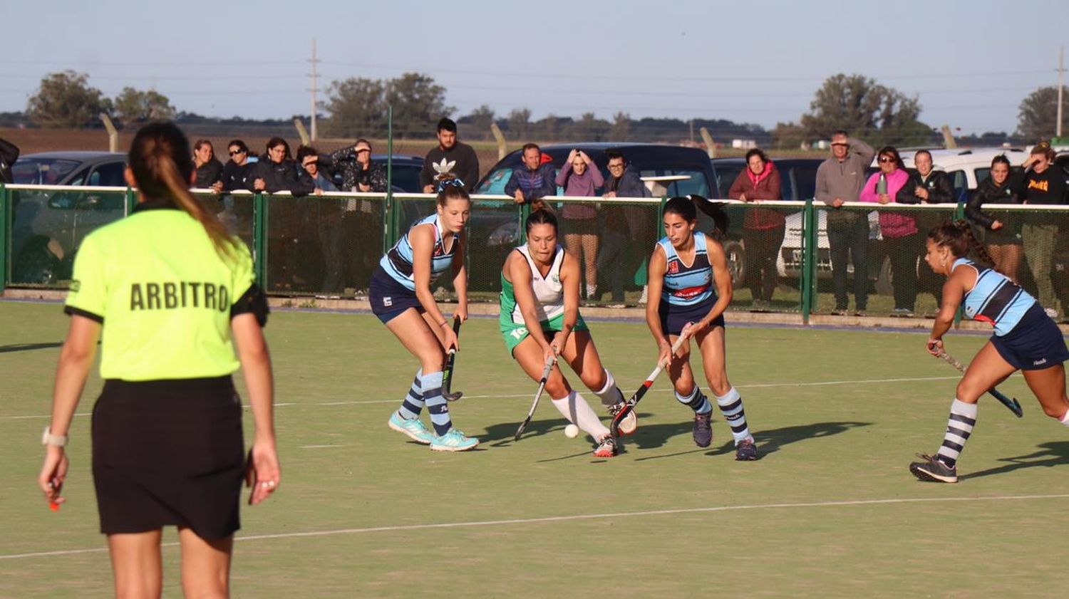 Universitario aprovechó los resultados y es único líder