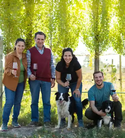 Familia Bayarri: tres generaciones haciendo del Este mendocino un lugar de grandes vinos