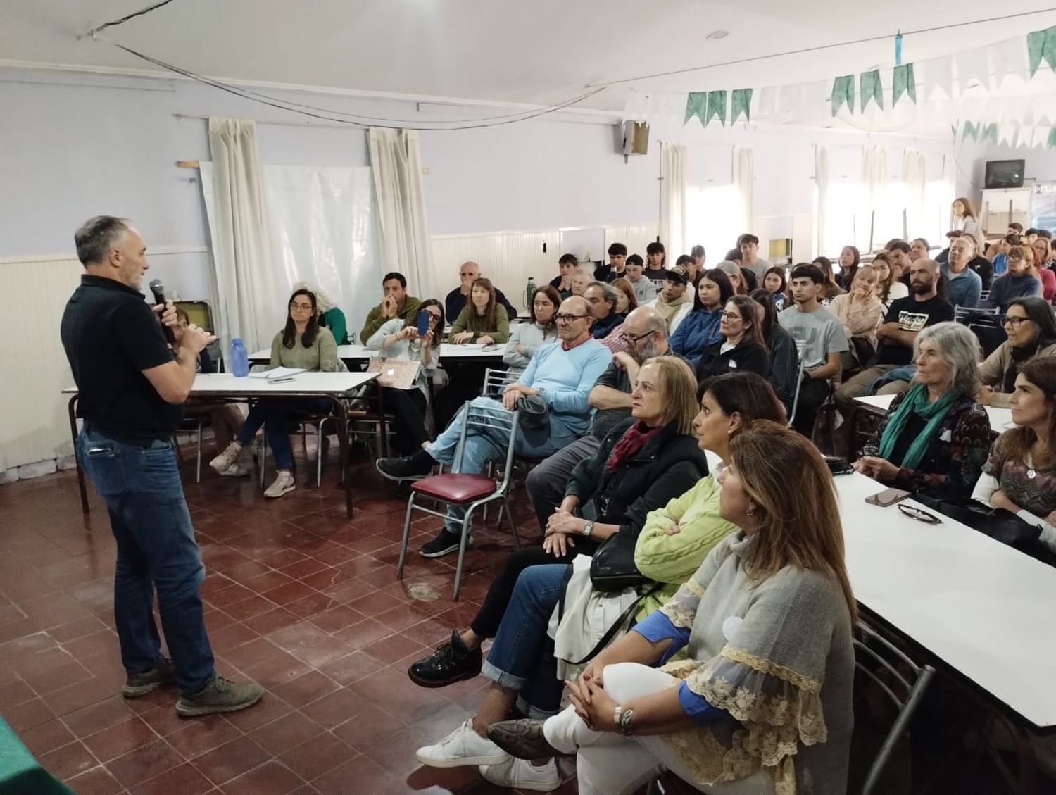 Se procura generar un espacio de aprendizaje e innovación para diversos actores del sector productivo y profesional.