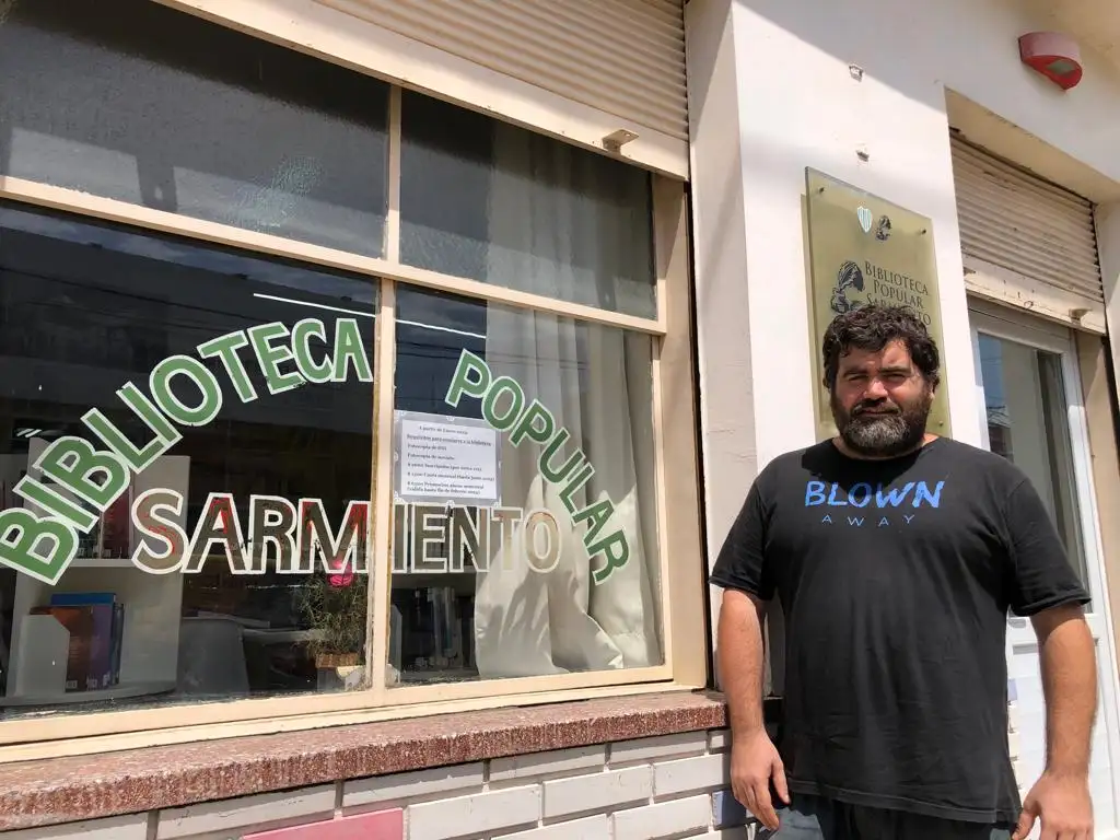 Braian Urban, al frente de la Biblioteca Popular Sarmiento, en pleno corazón de Villa Italia.