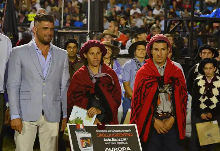 Ganó la jineteada femenina en Jesús María y el premio fue una cocina
