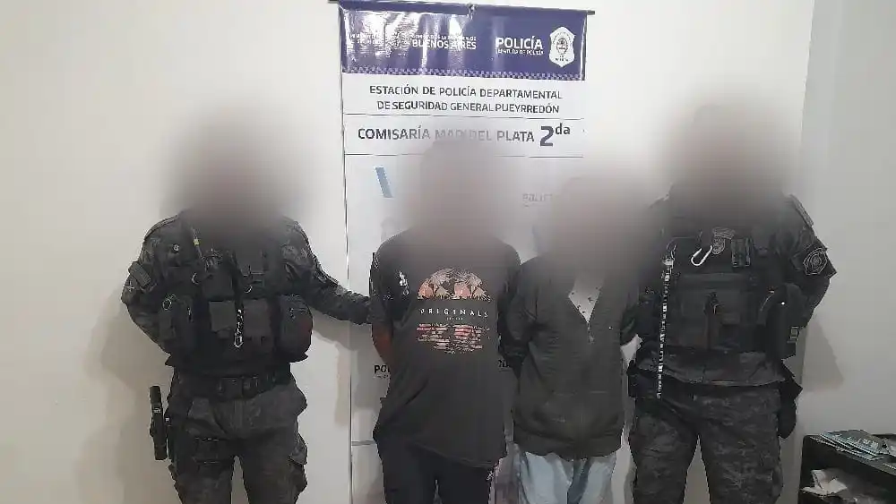 Intentaban robar la batería de un auto en plena calle y terminaron detenidos