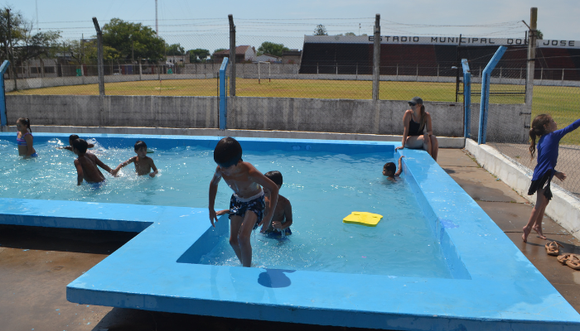 Escuelas Abiertas de Verano: padres de Gobernador Castro reclaman por la frecuencia de visitas a la pileta