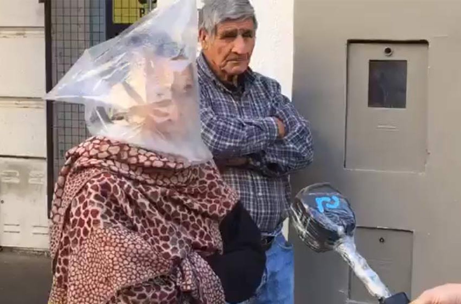 «La policía hizo un desastre»: doble fila de personas en Mitre y Córdoba para el cobro de jubilaciones