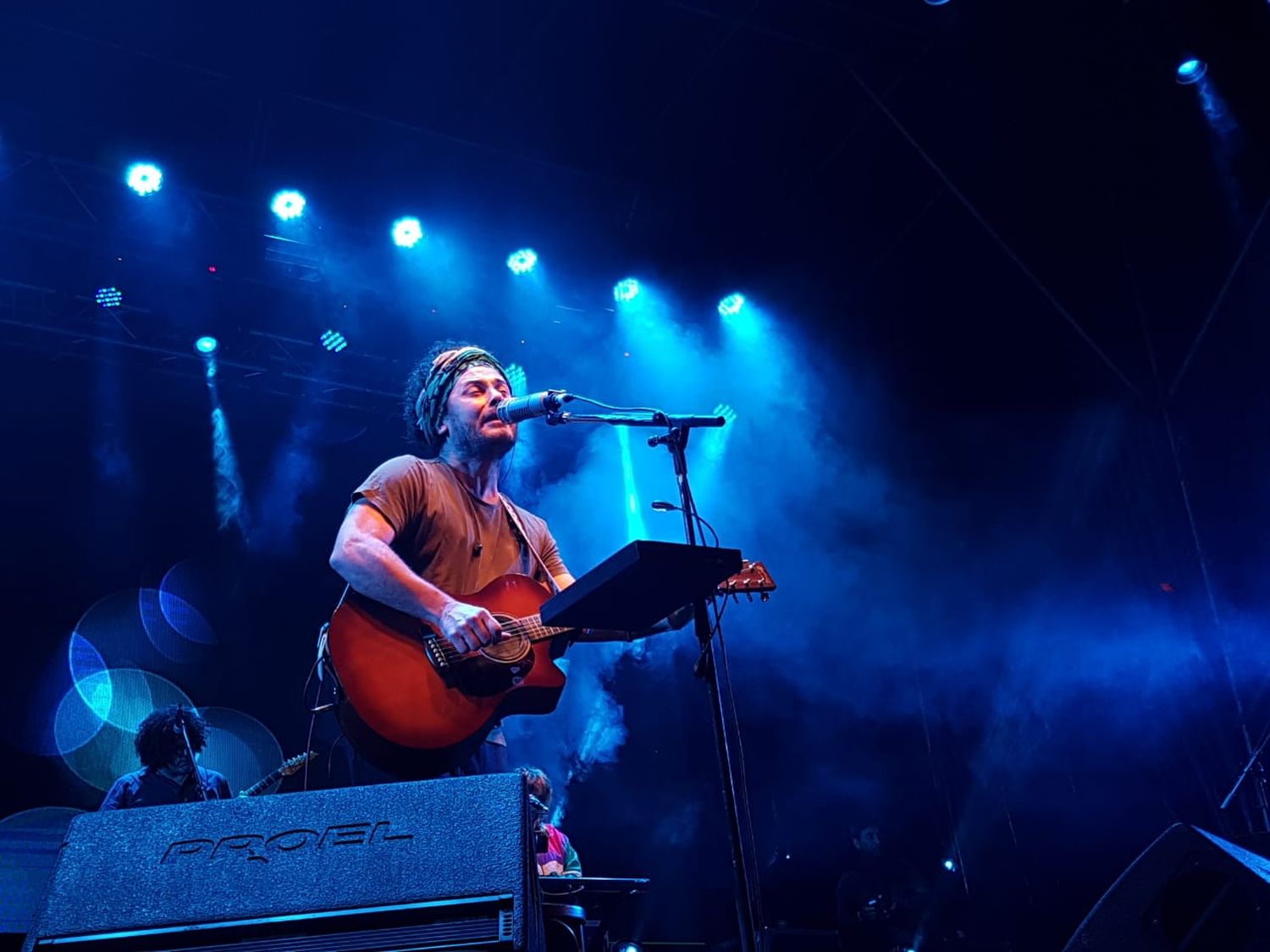 Raly Barrionuevo cerró a pura música la primera noche de la Fiesta del Pescado y el Vino