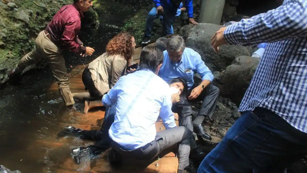 ¡EN SU REINAUGURACIÓN! Se desploma puente en México, heridos el alcalde de Cuernavaca y su esposa