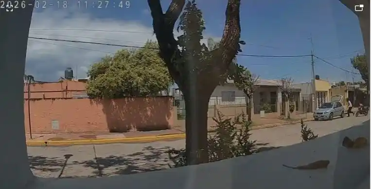 Así robaban una mochila de arriba de un auto