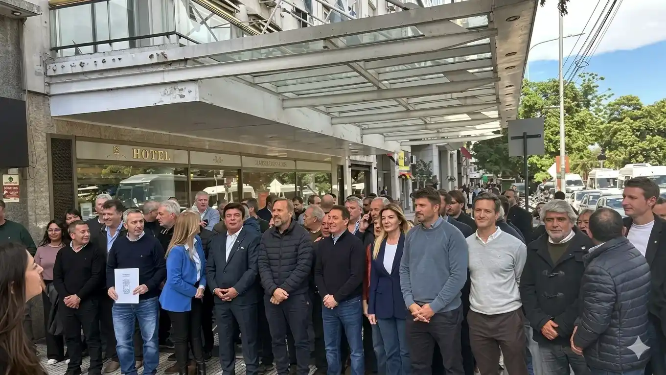 Rojas y otros intendentes, en el ministerio de Capital Humano