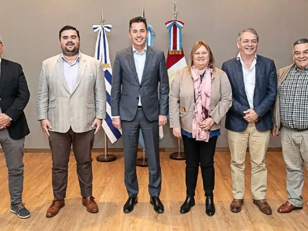 Manuel Calvo presentó el modelo de transformación digital de Córdoba a intendentes de Uruguay
