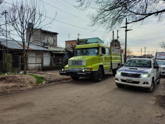 Feroz incendio: una casa terminó con severos daños y una moto destruida