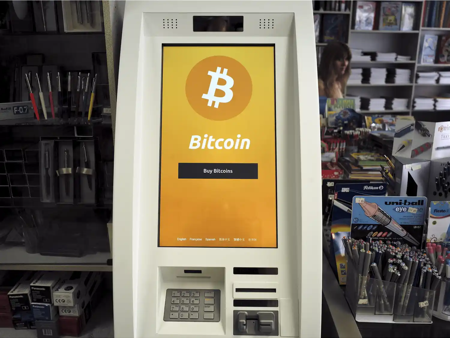 Se inauguró el primer cajero automático de bitcoin en un shopping porteño