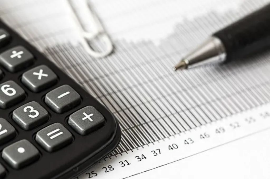 El Gobierno analiza subir el piso salarial de Ganancias
