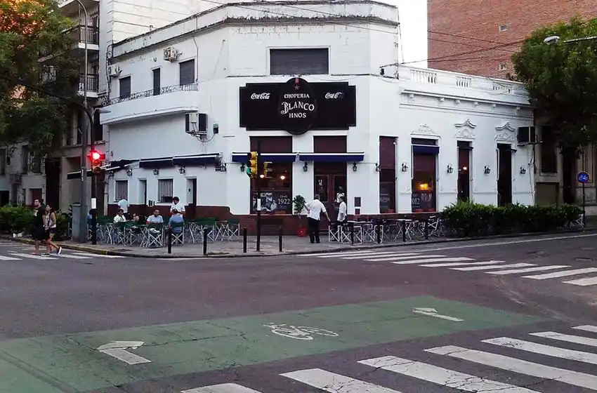 Lo balearon para robarle el auto