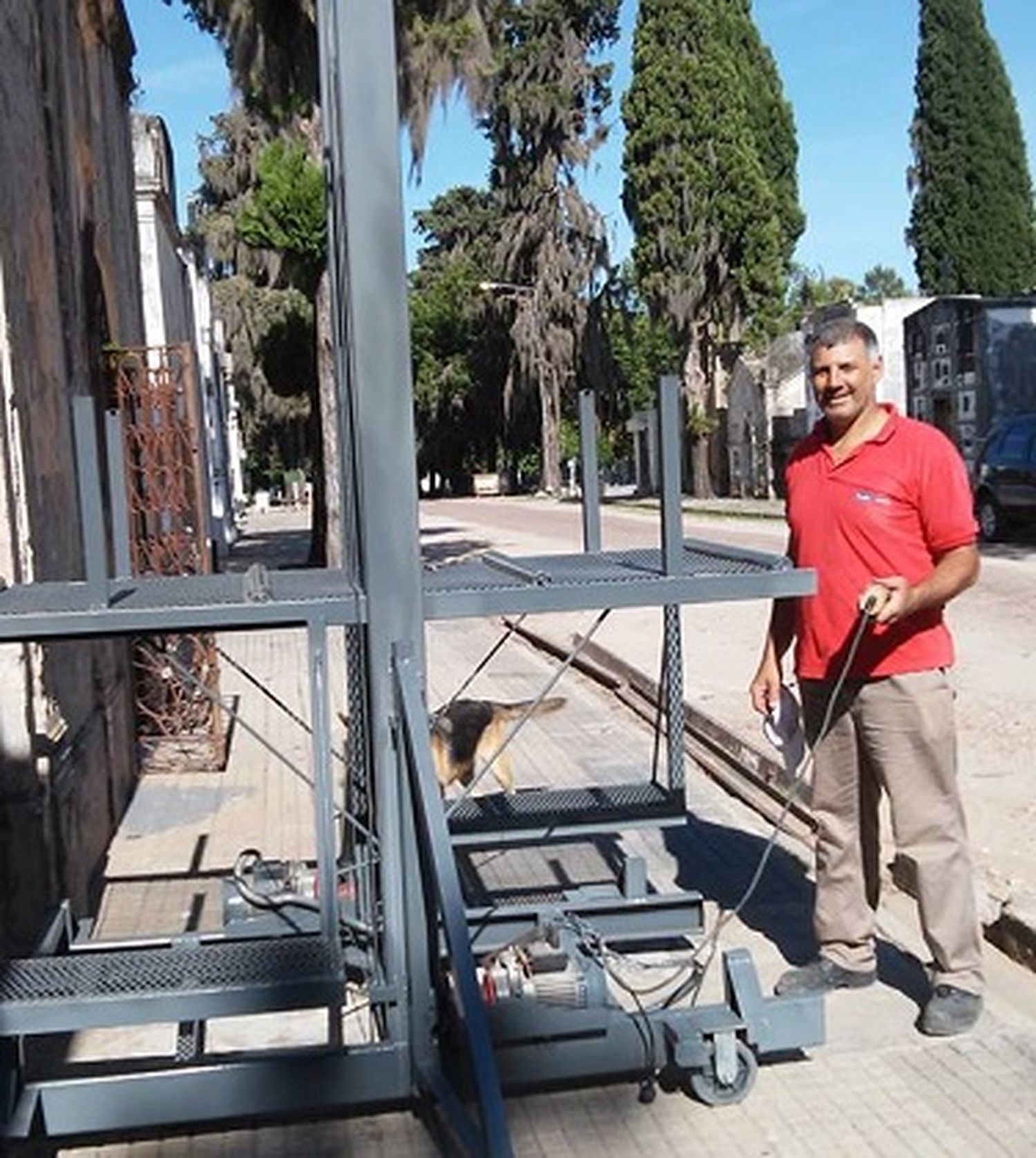 Un empleado municipal construyó un elevador de ataúdes