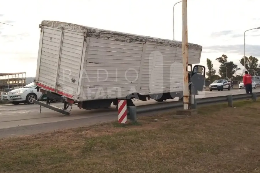 No pasó nada de milagro: se desprendieron un par de ruedas de un camión e impactaron en un vehículo que esperaba el semáforo
