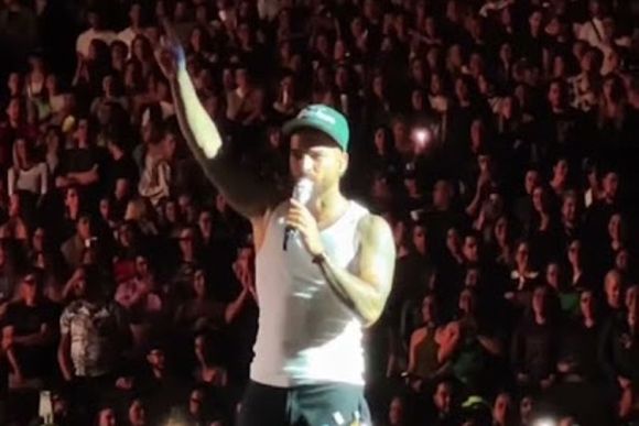 Maluma interrumpió un show para exponer a una fan que llevó a su bebé: "Es un acto de irresponsabilidad"
