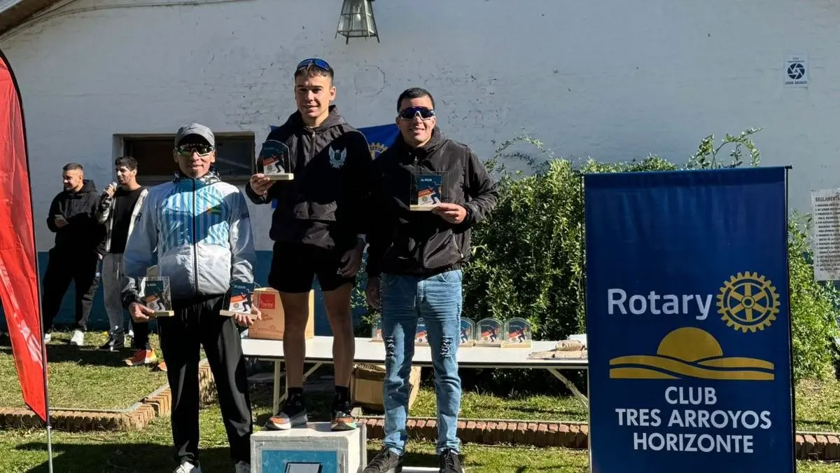 El podio de los 8k: Mauro Fazzaro, Matías Navarrette y Javier Barragán