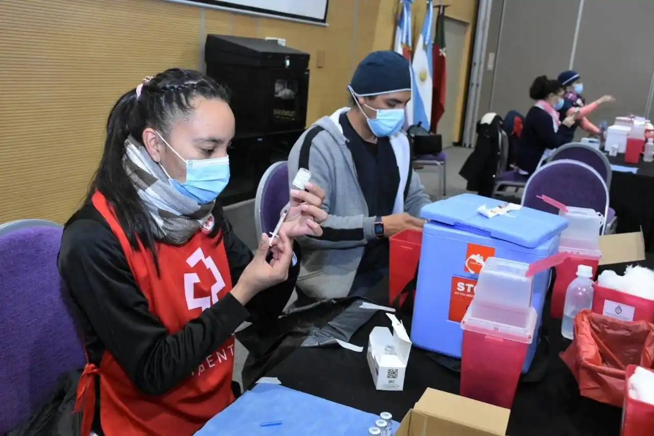 Covid: este martes se aplicarán segundas y terceras dosis en el centro de convenciones