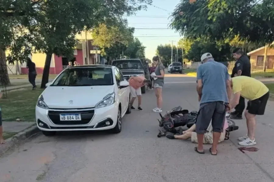Perdió el control de la moto e impactó contra un auto estacionado en la ciudad de Reconquista