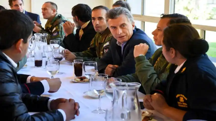 Macri agasajó a los brigadistas que rescataron a los funcionarios de la alta montaña