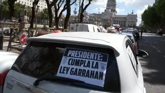 Trabajadores del Hospital Garrahan repudian la decisión de no aplicar la Ley de Emergencia Pediátrica.