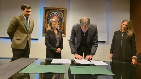 La firma reunió autoridades y científicos de ambas casas.