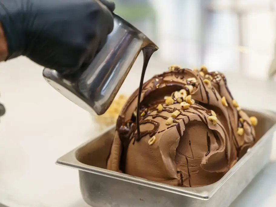 El sabro tiene una base de crema de avellanas naturales tostadas con cacao y granizado de chocolate amargo.