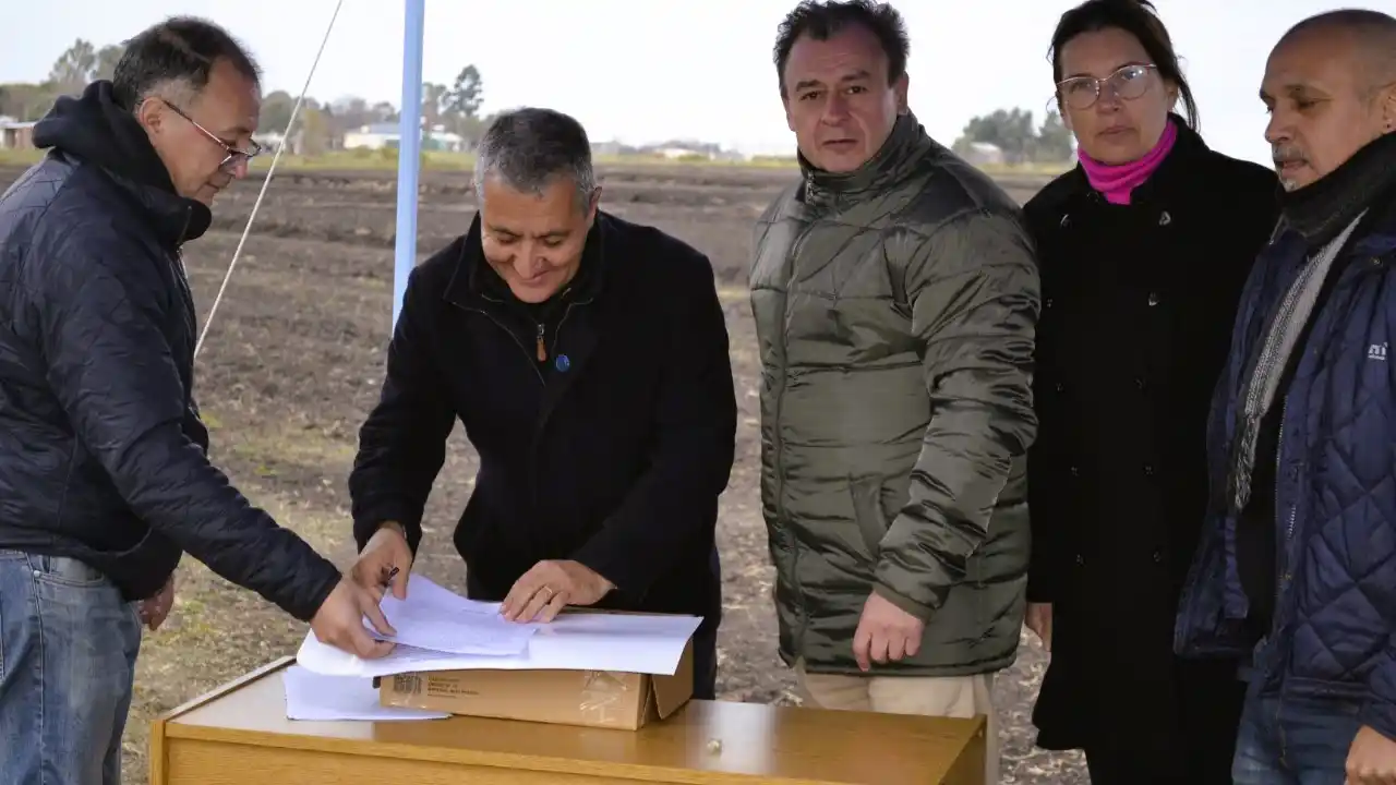 Firmaron el acta de inicio de obra de construcción de 40 viviendas en Urdinarrain