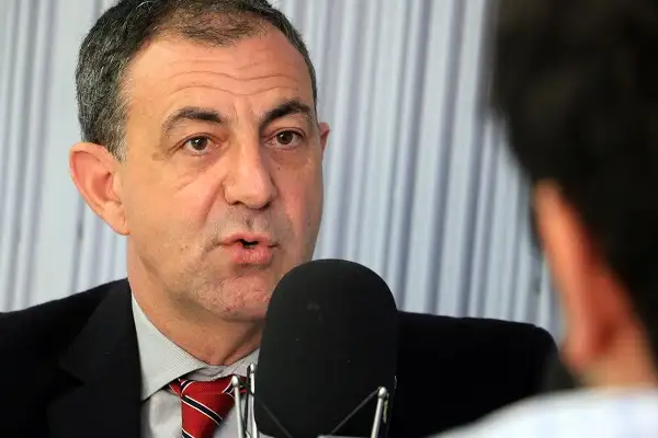 “Escribir me saca del mundo de peleas de la abogacía y la política”