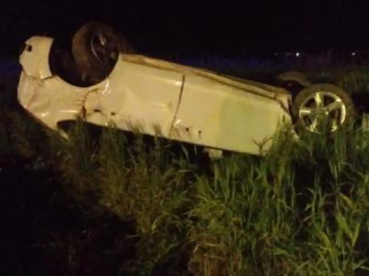 Pareja ilesa al volcar auto cerca de Estación Luxardo