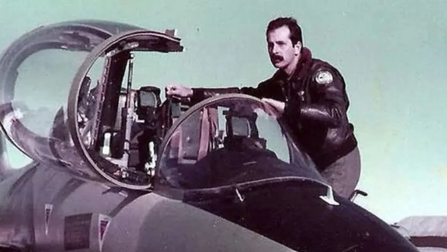 A 43 años del vuelo solitario de Owen Crippa: el día que un Aermacchi enfrentó a la flota inglesa