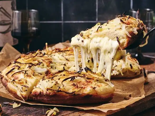 En Argentina tenemos dos estilos autóctonos como la fugazza y la fugazzetta con reconocimiento internacional que vale la pena probar.