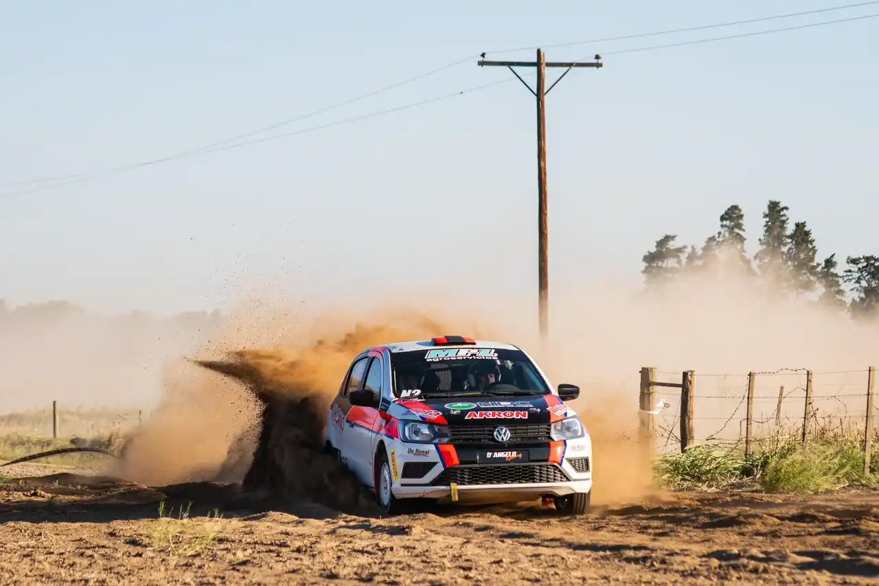 Gastón de Rossi y Jorge Genesio transitando los caminos del Rally Cordobés.
