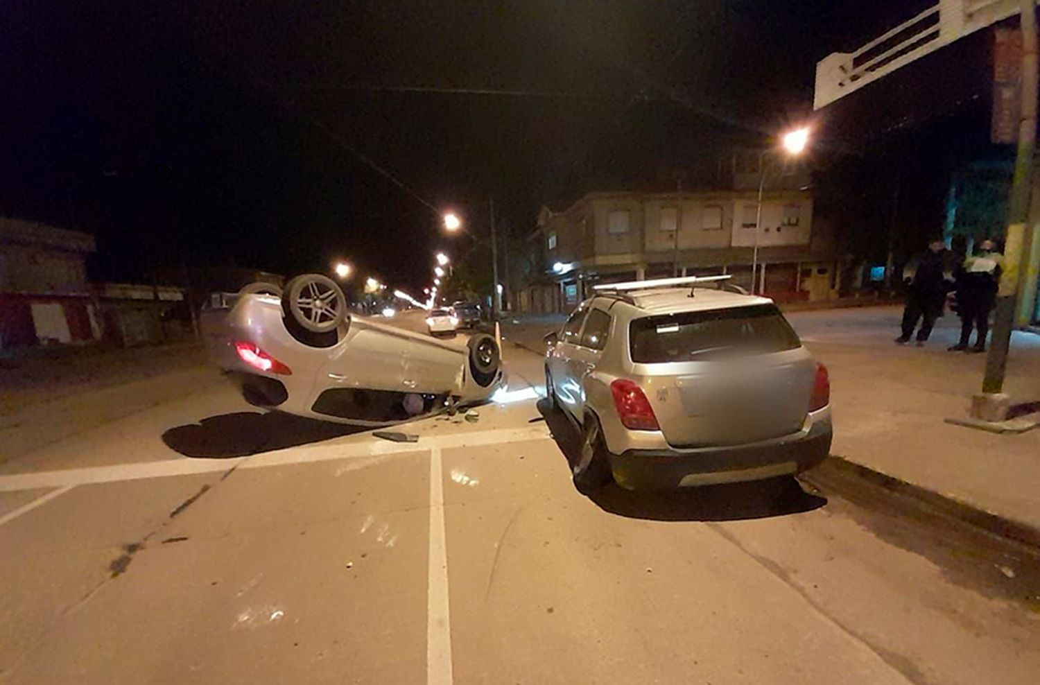 Vuelca un auto en la madrugada y lo dejan abandonado: buscan establecer qué sucedió