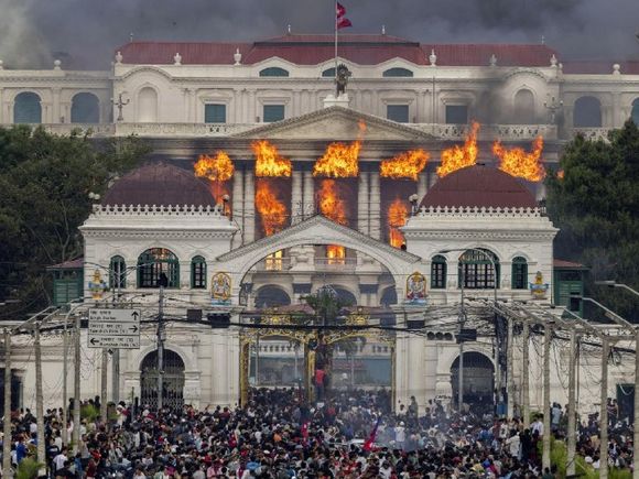 ARDE NEPAL: incendian el Congreso en protestas tars bloqueo de RR. SS.