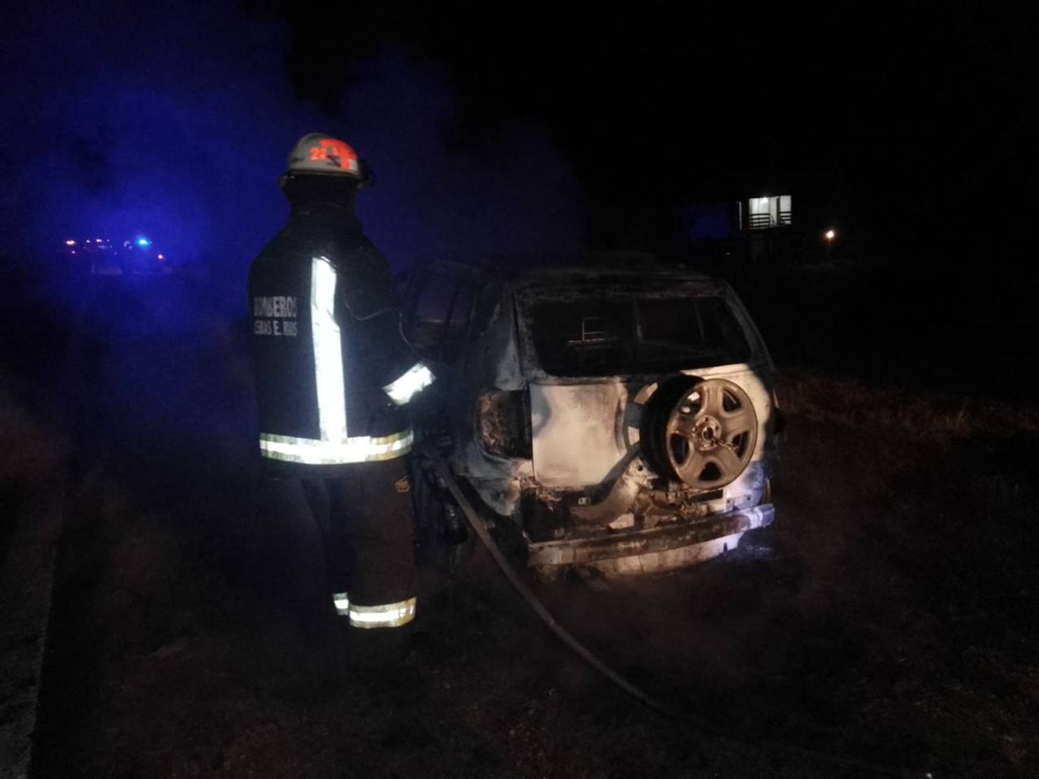 Incendio de vehículo se expandió a pastizales