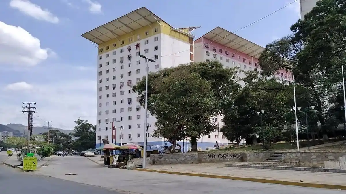 ¡TRAGEDIA! Un niño muere y otro está herido: cayeron al foso de un ascensor en edificio de la Misión Vivienda