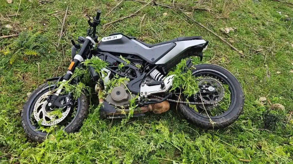 Se trata de una motocicleta marca Husqvarna de color negro que había sido robada en la ciudad