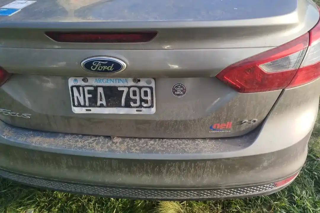 Durante el operativo, los agentes identificaron a la moradora del inmueble y secuestraron el Ford Focus color beige.
