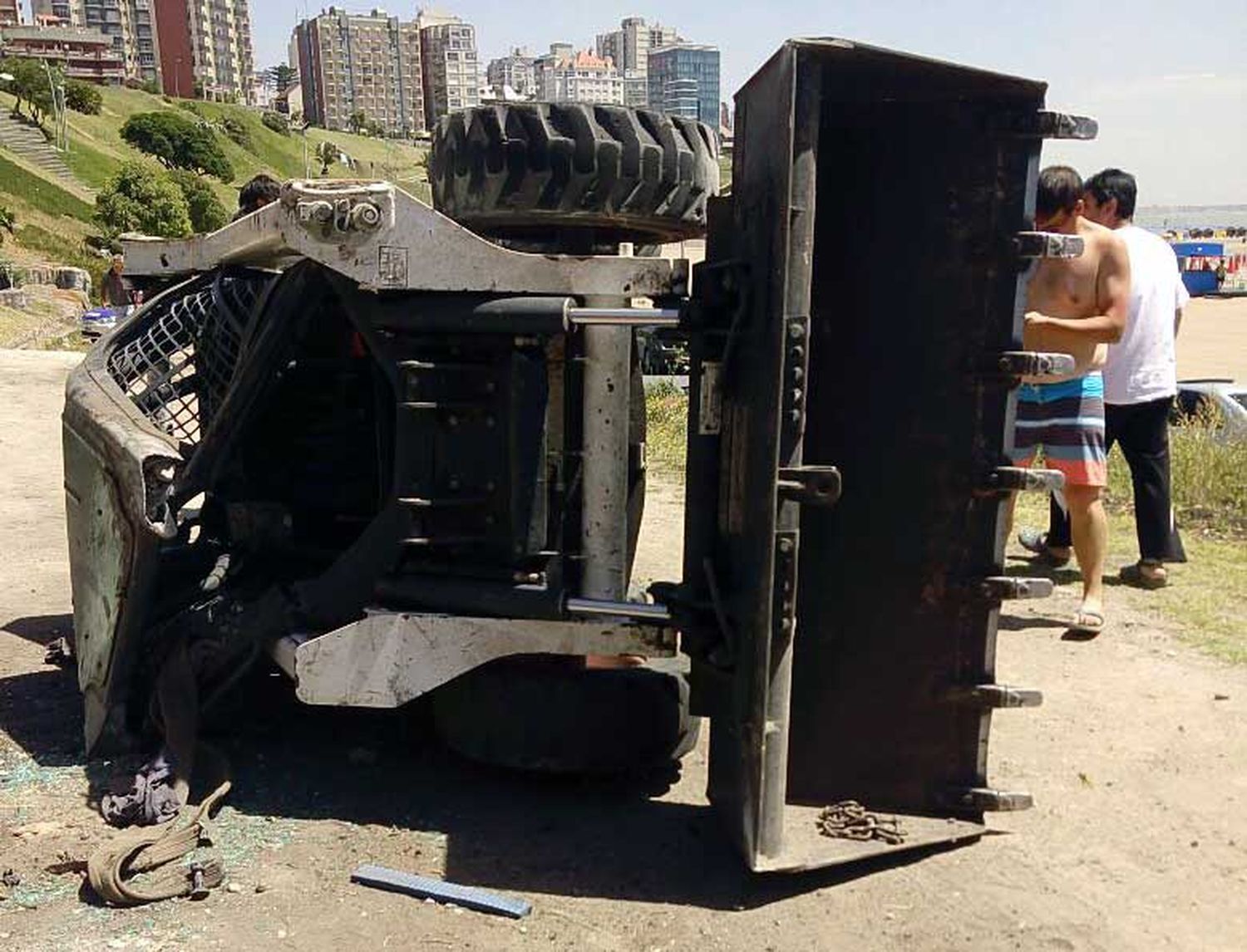 Un hombre cayó desde 20 metros mientras operaba una pala mecánica