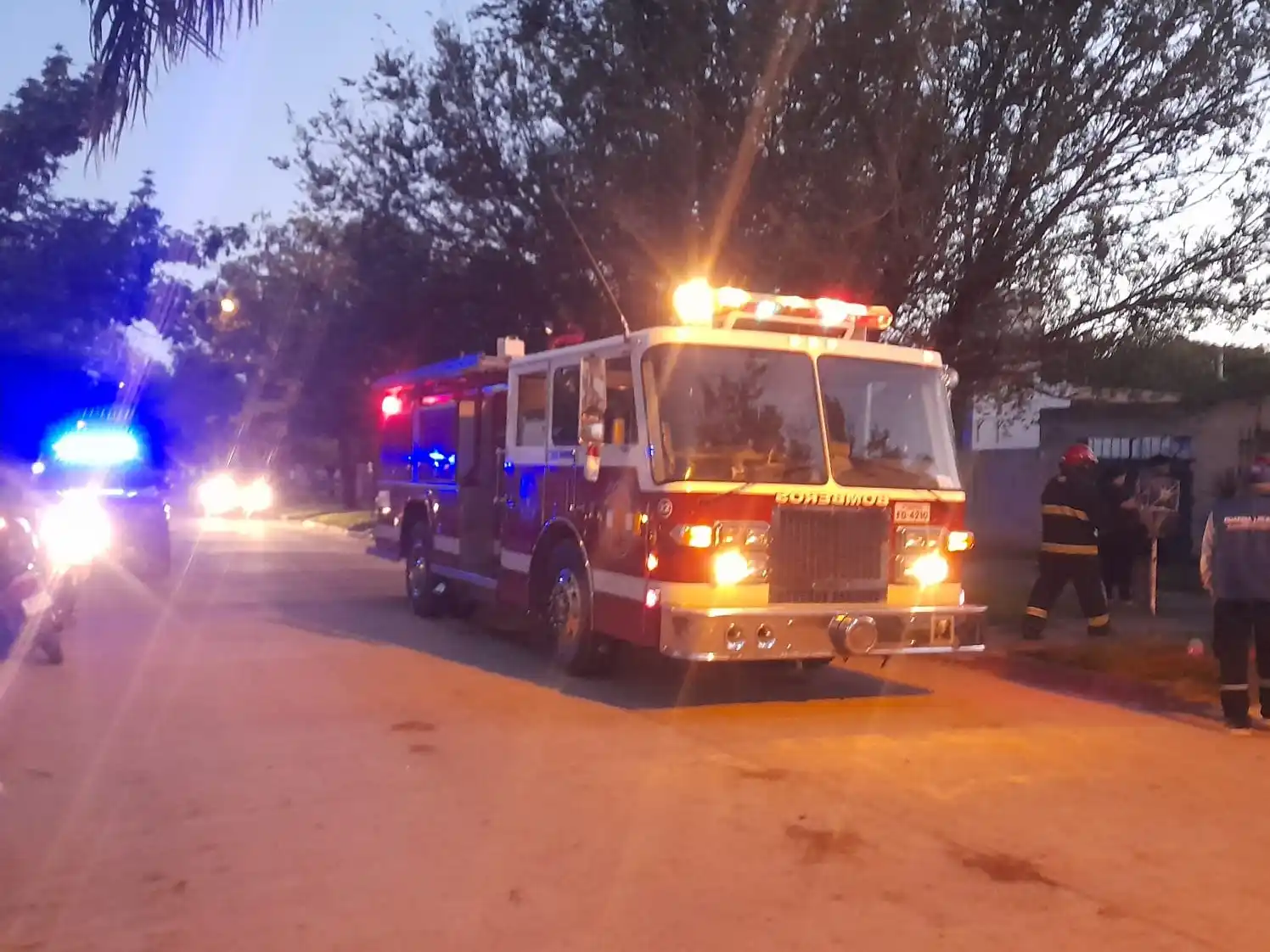 Una vela sobre un mueble provocó un incendio dentro de un dormitorio: intervinieron los Bomberos