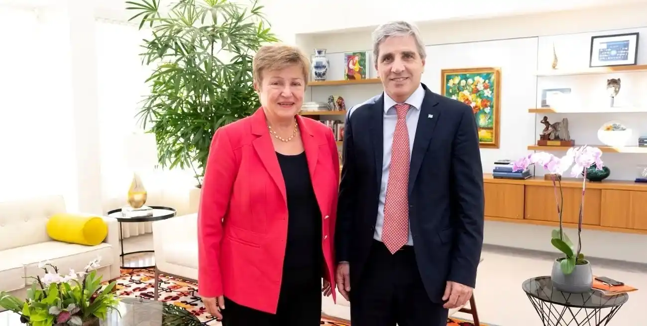 Kristalina Georgieva, titular del Fondo, junto a Luis Caputo, ministro de Economía argentino. Crédito: Archivo / FMI.